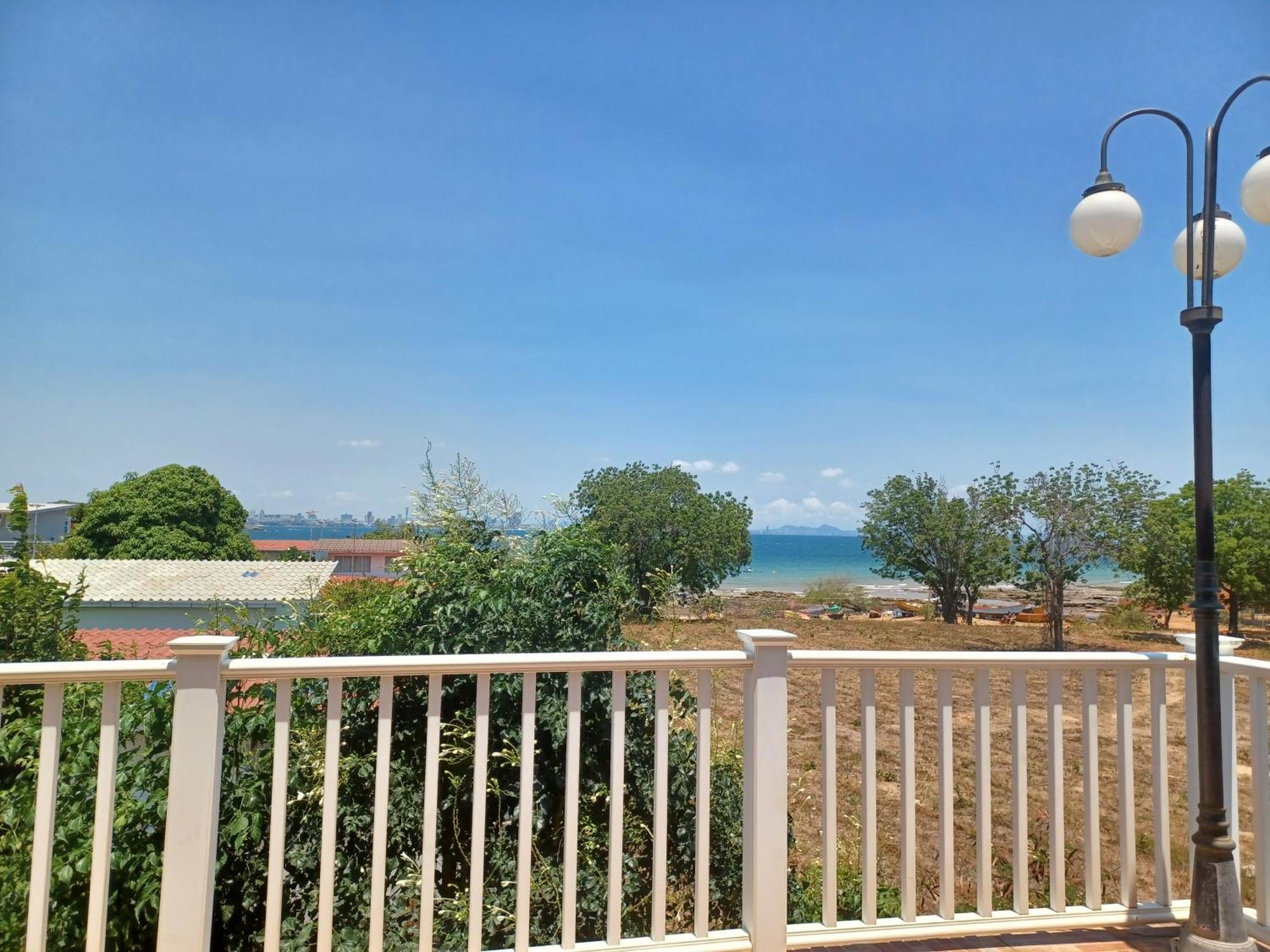 Koh Larn Riviera Hotel Exterior photo